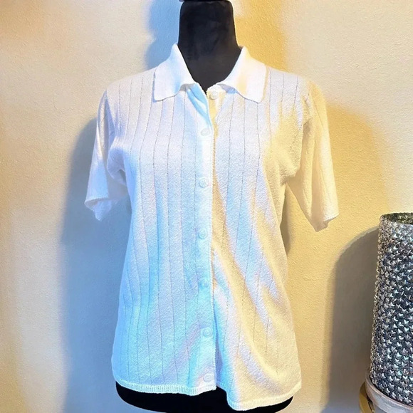 Simple white blouse - Picture 1 of 4